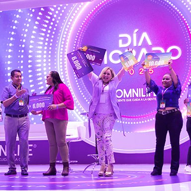 Empresarios celebrando su incentivo en Día Morado 2025