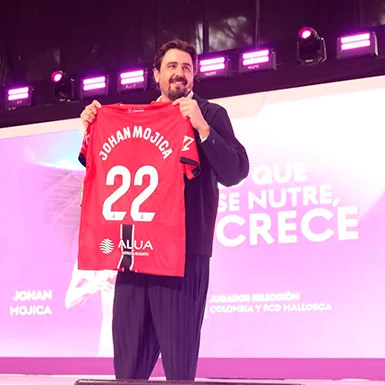 Amaury Vergara en Extravaganas 2026 con Jersey de Johan Mojica