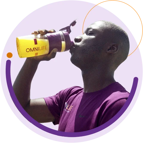 Moisés Caicedo, futbolista ecuatoriano que juega en la liga inglesa, bebiendo en su sportmixer de OMNILIFE