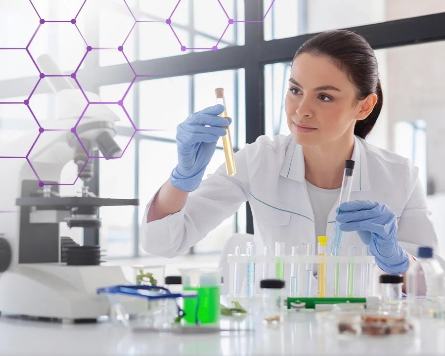imagen de una mujer científica en un laboratorio viendo una muestra en un tubo
