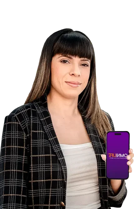 Mujer joven mostrando en la pantalla de su celular una imagen con el logo de OMNILIFE.