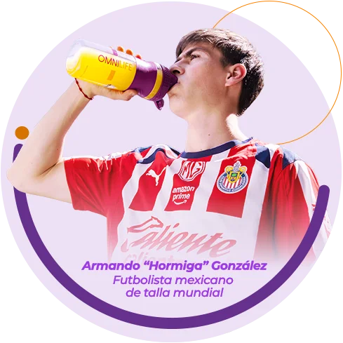 Hombre joven bebiendo Omniplus en su sportmixer