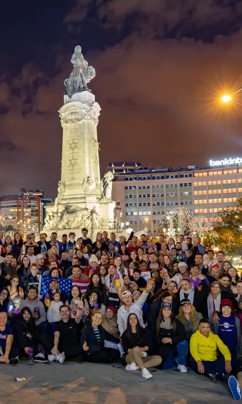 Jóvenes empresarios conviviendo en un viaje internacional